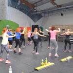 Warsztaty fitness, które poprowadziły instruktorki Agata Zgrzebnicka i Magdalena Głuc w ramach Mikołajkowego Koncertu dla Kuby / Łukasz Niebudek