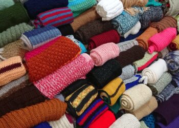 Szalik, beret czy serwetka? Zabawa z włóczką to dobry pomysł na jesienne wieczory