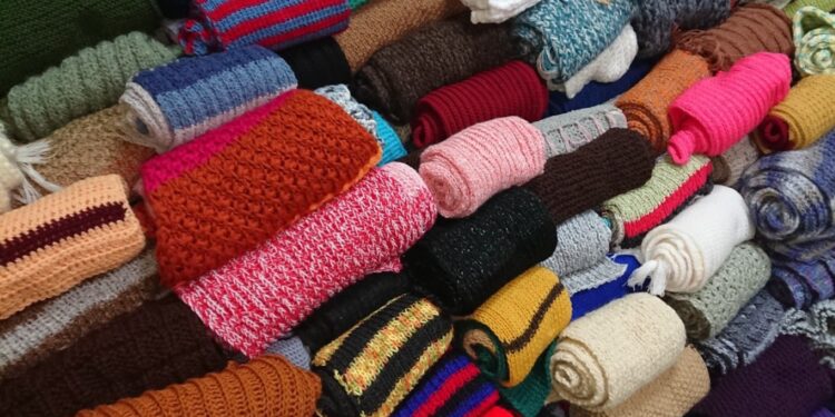 Szalik, beret czy serwetka? Zabawa z włóczką to dobry pomysł na jesienne wieczory - Radio Kielce Szalik, beret czy serwetka? Zabawa z włóczką to dobry pomysł na jesienne wieczory