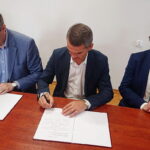 18.09.2018 Kielce. Podpisanie Listu Intencyjnego pomiędzy województwem świętokrzyskim, a Uniwersytetem Jana Kochanowskiego w sprawie przekształcenia Wojewódzkiego Szpitala Zespolonego w Kielcach w Kliniczny Szpital Uniwersytecki. Od lewej marszałek Adam Jarubas, rektor UJK Jacek Semaniak i prorektor ds. medycznych UJK prof. Stanisław Głuszek / Iwona Murawska / Radio Kielce