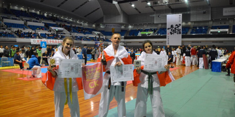 Trzy medale przywieźli przedstawiciele Klubu Karate Kyokushin Chikara Kielce z międzynarodowego turnieju International Frendship Karate Championship w Osace / KKK Chikara Kielce
