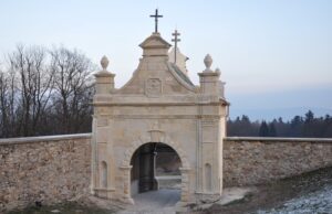Święty Krzyż. Zakończył się remont bramy wschodniej Bazyliki na Świętym Krzyżu / ojciec Dariusz Malajka