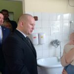 Jędrzejów. Wizyta Mikołaja w szpitalu. Na zdjęciu (od lewej): Paweł Faryna - starosta jędrzejowski i Marcin Piszczek - burmistrz Jędrzejowa / Ewa Pociejowska - Gawęda / Radio Kielce