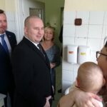 Jędrzejów. Wizyta Mikołaja w szpitalu. Na zdjęciu (od lewej): Paweł Faryna - starosta jędrzejowski i Marcin Piszczek - burmistrz Jędrzejowa i Maria Barańska - wicestarosta / Ewa Pociejowska - Gawęda / Radio Kielce