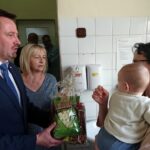 Jędrzejów. Wizyta Mikołaja w szpitalu. Na zdjęciu: Paweł Faryna - starosta jędrzejowski i Maria Barańska - wicestarosta / Ewa Pociejowska - Gawęda / Radio Kielce