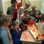 Szopka bożonarodzeniowa wykonana przez Michała Radka z Kostomłotów trafiła do podopiecznych Ogniska Wychowawczego Caritas w Jędrzejowie / Ewa Pociejowska-Gawęda / Radio Kielce