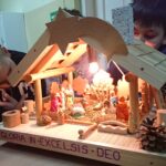 Szopka bożonarodzeniowa wykonana przez Michała Radka z Kostomłotów trafiła do podopiecznych Ogniska Wychowawczego Caritas w Jędrzejowie / Ewa Pociejowska-Gawęda / Radio Kielce