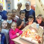 Szopka bożonarodzeniowa wykonana przez Michała Radka z Kostomłotów trafiła do podopiecznych Ogniska Wychowawczego Caritas w Jędrzejowie / Ewa Pociejowska-Gawęda / Radio Kielce