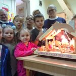 Szopka bożonarodzeniowa wykonana przez Michała Radka z Kostomłotów trafiła do podopiecznych Ogniska Wychowawczego Caritas w Jędrzejowie / Ewa Pociejowska-Gawęda / Radio Kielce