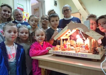 Szopka bożonarodzeniowa wykonana przez Michała Radka z Kostomłotów trafiła do podopiecznych Ogniska Wychowawczego Caritas w Jędrzejowie / Ewa Pociejowska-Gawęda / Radio Kielce