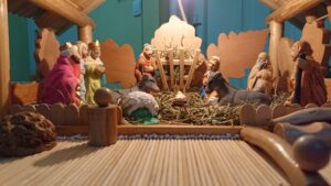 Szopka bożonarodzeniowa wykonana przez Michała Radka z Kostomłotów trafiła do podopiecznych Ogniska Wychowawczego Caritas w Jędrzejowie / Ewa Pociejowska-Gawęda / Radio Kielce