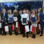 Burmistrz Jędrzejowa Marcin Piszczek wręczył uczniom szkół podstawowych z miasta i gminy Jędrzejów stypendia / Ewa Pociejowska-Gawęda / Radio Kielce