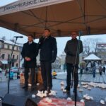 Sandomierz. Wigilia miejska. Na zdjęciu (od lewej): Wojciech Czerwiec - przewodniczący Rady Miasta, burmistrz Marcin Marzec, wiceburmistrz Paweł Niedźwiedź / Grażyna Szlęzak - Wójcik / Radio Kielce