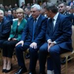 Kielce. Wigilia  10. Świętokrzyskiej Brygady Obrony Terytorialnej. Na zdjęciu (od lewej): poseł Krzysztof Lipiec, Małgorzata Pruś, marszałek Andrzej Bętkowski i Andrzej Pruś - przewodniczący Sejmiku Województwa Świętokrzyskiego / Dorota Klusek / Radio Kielce