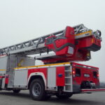 Wóz bojowy z drabiną o długości 37 metrów trafił do jednostki ratowniczo-gaśniczej nr 1 Komendy Państwowej Straży Pożarnej w Ostrowcu Świętokrzyskim / Emilia Sitarska / Radio Kielce