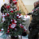 Żołnierze przywieźli choinkę do Ogniska Wychowawczego Caritas w Jędrzejowie / Ewa Pociejowska-Gawęda / Radio Kielce