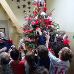 Żołnierze przywieźli choinkę do Ogniska Wychowawczego Caritas w Jędrzejowie / Ewa Pociejowska-Gawęda / Radio Kielce