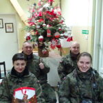 Żołnierze przywieźli choinkę do Ogniska Wychowawczego Caritas w Jędrzejowie / Ewa Pociejowska-Gawęda / Radio Kielce
