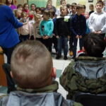 Żołnierze przywieźli choinkę do Ogniska Wychowawczego Caritas w Jędrzejowie / Ewa Pociejowska-Gawęda / Radio Kielce