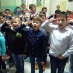 Żołnierze przywieźli choinkę do Ogniska Wychowawczego Caritas w Jędrzejowie / Ewa Pociejowska-Gawęda / Radio Kielce