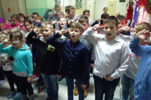 Żołnierze przywieźli choinkę do Ogniska Wychowawczego Caritas w Jędrzejowie / Ewa Pociejowska-Gawęda / Radio Kielce