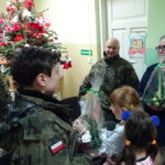 Żołnierze przywieźli choinkę do Ogniska Wychowawczego Caritas w Jędrzejowie / Ewa Pociejowska-Gawęda / Radio Kielce