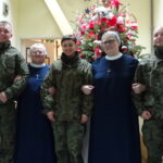 Żołnierze przywieźli choinkę do Ogniska Wychowawczego Caritas w Jędrzejowie / Ewa Pociejowska-Gawęda / Radio Kielce