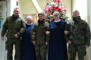 Żołnierze przywieźli choinkę do Ogniska Wychowawczego Caritas w Jędrzejowie / Ewa Pociejowska-Gawęda / Radio Kielce