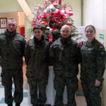 Żołnierze przywieźli choinkę do Ogniska Wychowawczego Caritas w Jędrzejowie / Ewa Pociejowska-Gawęda / Radio Kielce