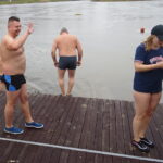 Kąpiel morsów w jędrzejowskim zalewie / Ewa Pociejowska-Gawęda / Radio Kielce