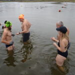 Kąpiel morsów w jędrzejowskim zalewie / Ewa Pociejowska-Gawęda / Radio Kielce