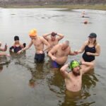 Kąpiel morsów w jędrzejowskim zalewie / Ewa Pociejowska-Gawęda / Radio Kielce