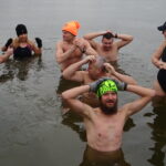 Kąpiel morsów w jędrzejowskim zalewie / Ewa Pociejowska-Gawęda / Radio Kielce