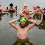 Kąpiel morsów w jędrzejowskim zalewie / Ewa Pociejowska-Gawęda / Radio Kielce