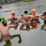 Kąpiel morsów w jędrzejowskim zalewie / Ewa Pociejowska-Gawęda / Radio Kielce