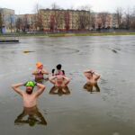 Kąpiel morsów w jędrzejowskim zalewie / Ewa Pociejowska-Gawęda / Radio Kielce