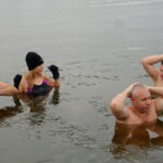 Kąpiel morsów w jędrzejowskim zalewie / Ewa Pociejowska-Gawęda / Radio Kielce