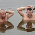 Kąpiel morsów w jędrzejowskim zalewie / Ewa Pociejowska-Gawęda / Radio Kielce