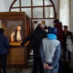 Jędrzejów. Paczki dla potrzebujących w klasztorze cystersów / Ewa Pociejowska - Gawęda / Radio Kielce