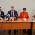 Kielce. Konferencja prasowa Bogdana Wenty. Na zdjęciu (od lewej): Marcin Różycki - wiceprezydent Kielc, Bogdan Wenta - prezydent Kielc, Danuta Papaj - wiceprzewodnicząca Projektu Świętokrzyskie i Anita Stanisławska - dyrektor wydziału Edukacji / Wiktor Dziarmaga / Radio Kielce