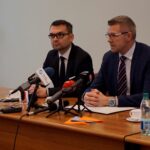 Kielce. Konferencja prasowa Bogdana Wenty. Na zdjęciu (od lewej): Marcin Różycki - wiceprezydent Kielc i Bogdan Wenta - prezydent Kielc / Wiktor Dziarmaga / Radio Kielce