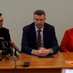 Kielce. Konferencja prasowa Bogdana Wenty. Na zdjęciu (od lewej): Marcin Różycki - wiceprezydent Kielc, Bogdan Wenta - prezydent Kielc i Danuta Papaj - wiceprzewodnicząca Projektu Świętokrzyskie / Wiktor Dziarmaga / Radio Kielce