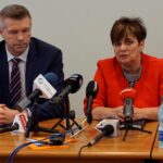 Kielce. Konferencja prasowa Bogdana Wenty. Na zdjęciu (od lewej): Bogdan Wenta - prezydent Kielc i Danuta Papaj - wiceprzewodnicząca Projektu Świętokrzyskie / Wiktor Dziarmaga / Radio Kielce
