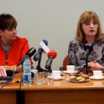 Kielce. Konferencja prasowa Bogdana Wenty. Na zdjęciu (od lewej): Danuta Papaj - wiceprzewodnicząca Projektu Świętokrzyskie i Anita Stanisławska - dyrektor wydziału Edukacji / Wiktor Dziarmaga / Radio Kielce