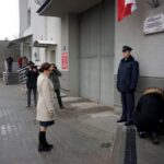 Kielce. 37. rocznica wprowadzenia stanu wojennego w Polsce. Uroczystości na Wzgórzu Zamkowym. Kwiaty składa wojewoda Agata Wojtyszek / Michał Kita / Radio Kielce