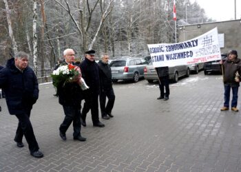 Kielce. 37. rocznica wprowadzenia stanu wojennego w Polsce. Uroczystości na Wzgórzu Zamkowym. Na zdjęciu (od lewej): Mieczysław Gójski - zastępca przewodniczącego NSZZ Solidarność Regionu Świętokrzyskiego, Waldemar Bartosz - przewodniczący świętokrzyskiej "Solidarności", Zygmunt Pęksyk ze Staropolskiego Stowarzyszenia Osób Represjonowanych, Kazimierz Pasternak - zastępca przewodniczącego NSZZ Solidarność Regionu Świętokrzyskiego / Michał Kita / Radio Kielce