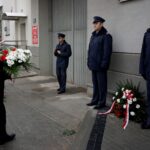 Kielce. 37. rocznica wprowadzenia stanu wojennego w Polsce. Uroczystości na Wzgórzu Zamkowym. Kwiaty składa Waldemar Bartosz - przewodniczący świętokrzyskiej "Solidarności" / Michał Kita / Radio Kielce