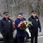 Kielce. 37. rocznica wprowadzenia stanu wojennego w Polsce. Uroczystości na Wzgórzu Zamkowym. Kwiaty składa Marcin Różycki - wiceprezydent Kielc / Michał Kita / Radio Kielce