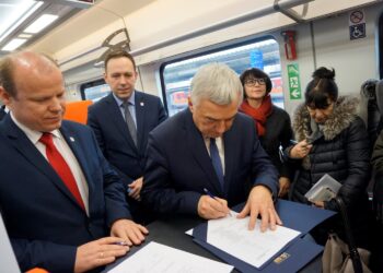 Kielce. Oficjalne przekazanie dwóch nowych pociągów spółce "Przewozy Regionalne" / Michał Kita / Radio Kielce