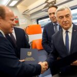 Kielce. Oficjalne przekazanie dwóch nowych pociągów spółce "Przewozy Regionalne". Na zdjęciu: Krzysztof Zgorzelski - prezes Zarządu Spółki "Przewozy Regionalne" i marszałek województwa Andrzej Bętkowski / Michał Kita / Radio Kielce